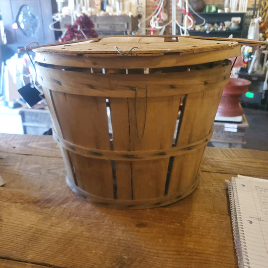 Basket with lid