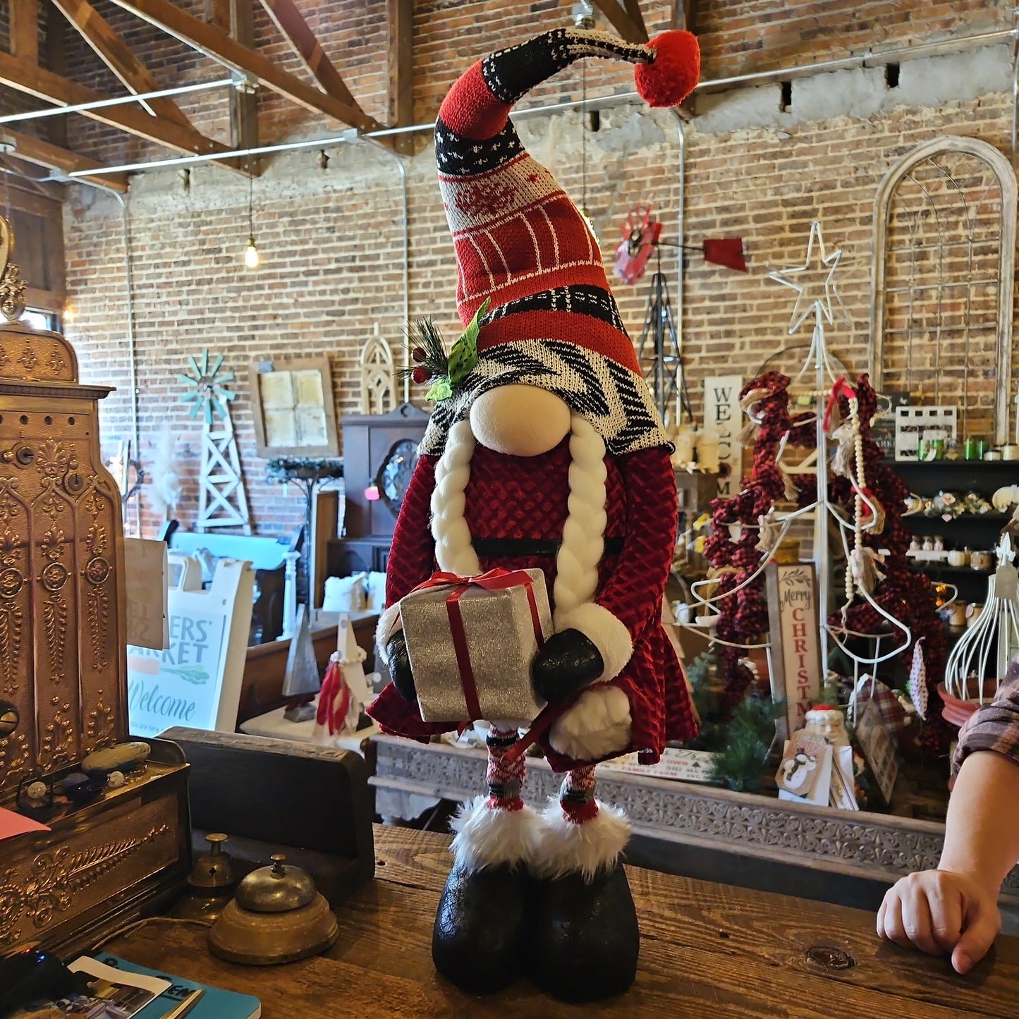 Adjustable gnome from 28 to 36 inches