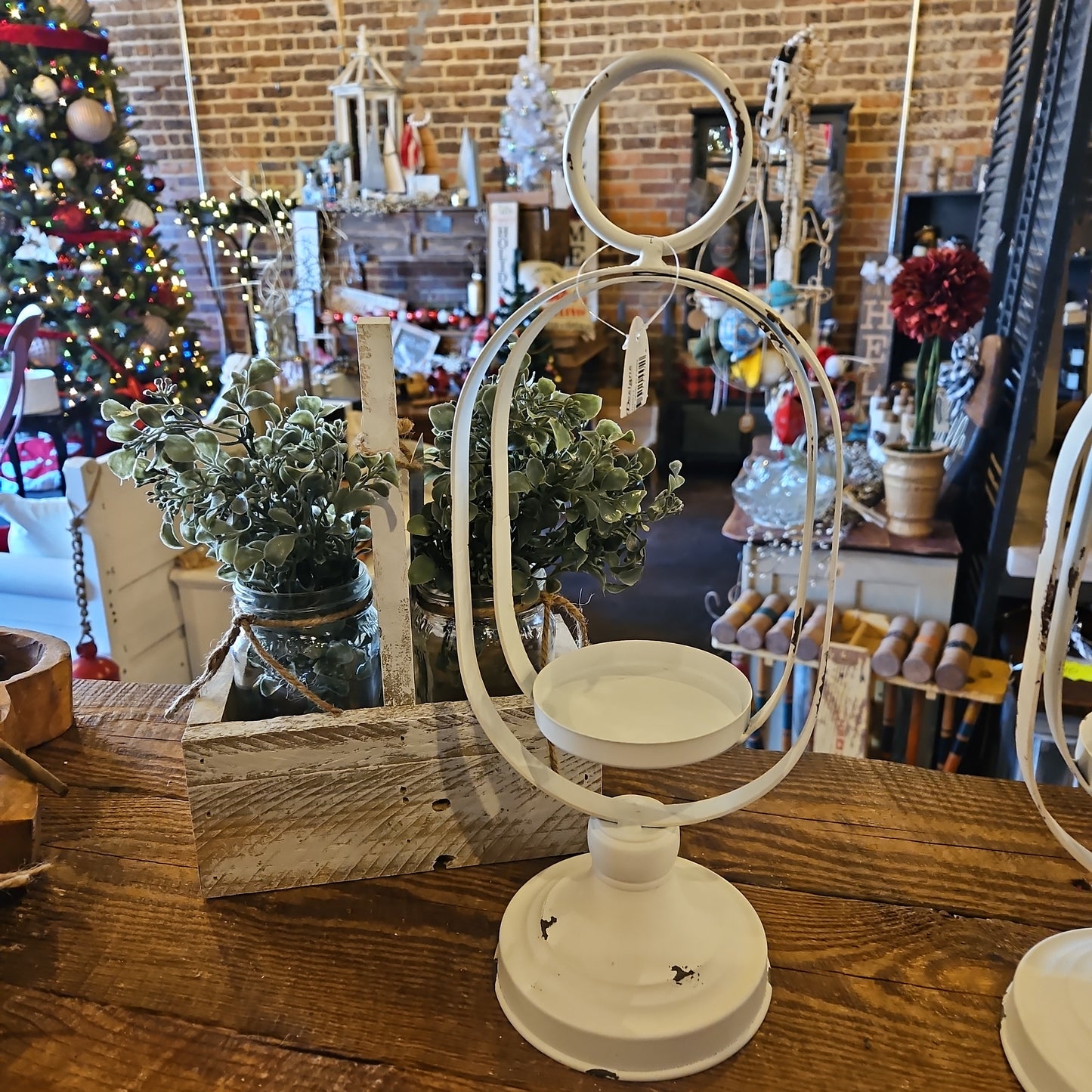 Swinging candleholder