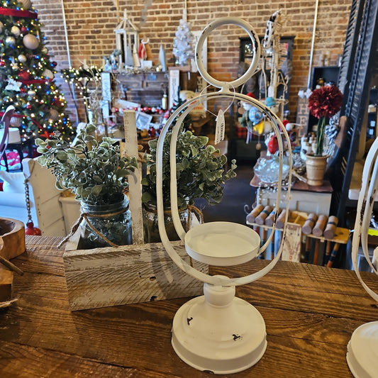 Swinging candleholder