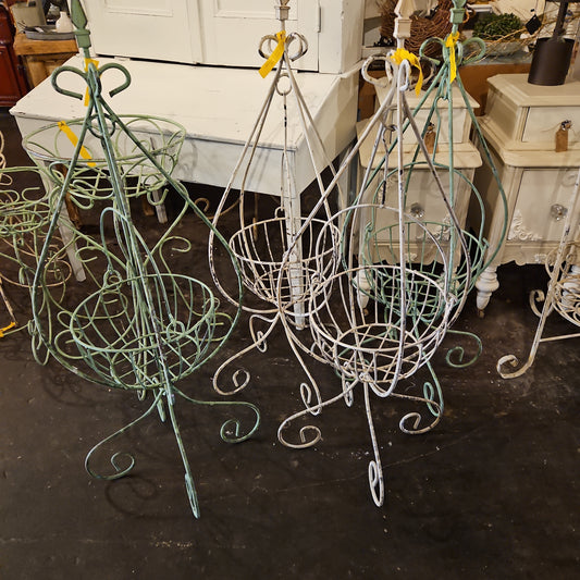 Swinging teardrop planter