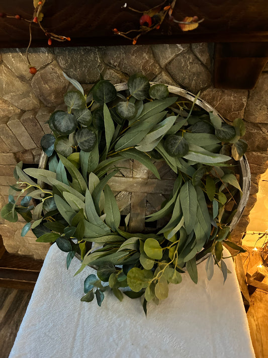 Tobacco Basket with Wreath Round