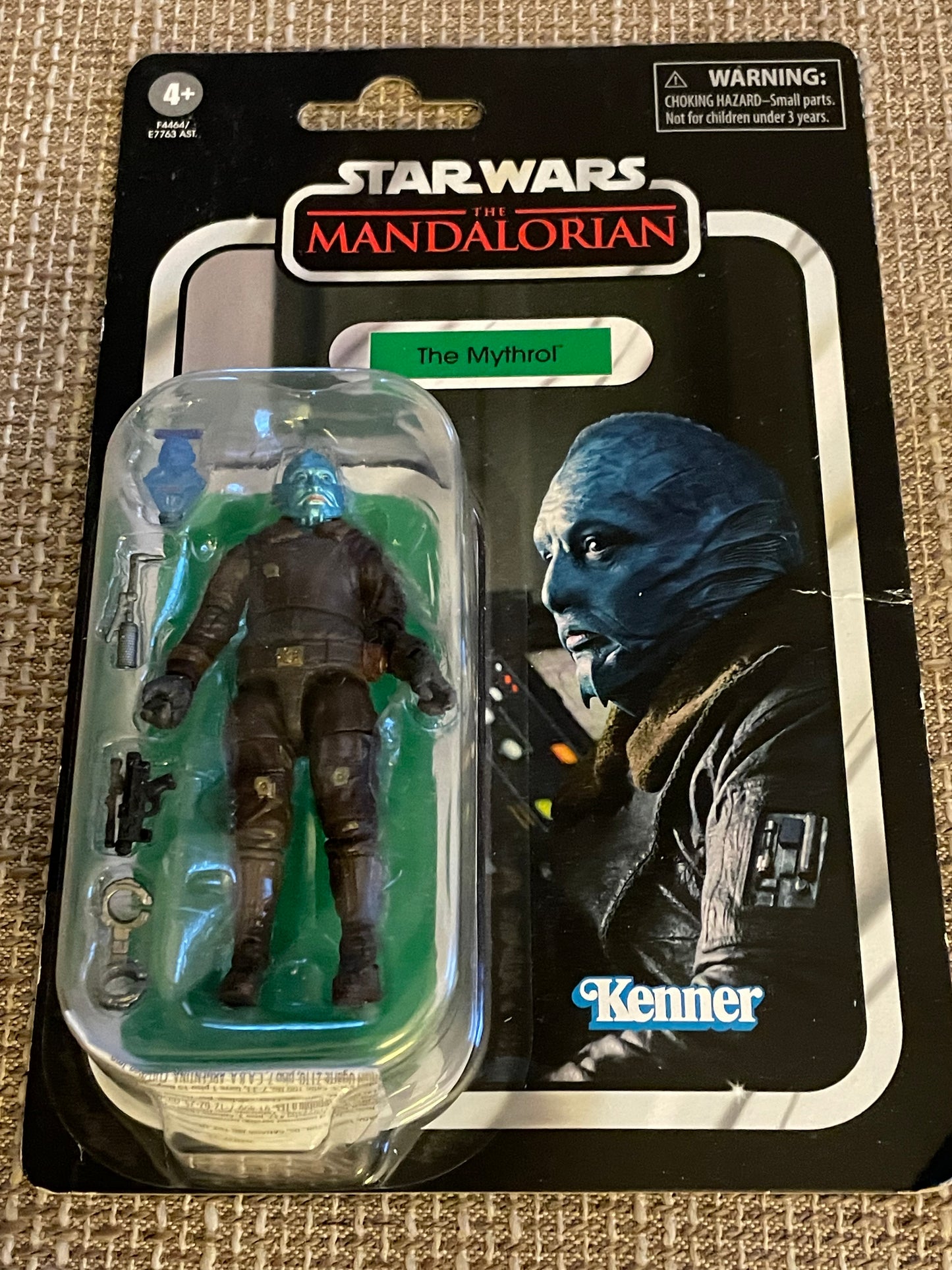 TOY = STAR WARS MANDALORIAN MYTHROL