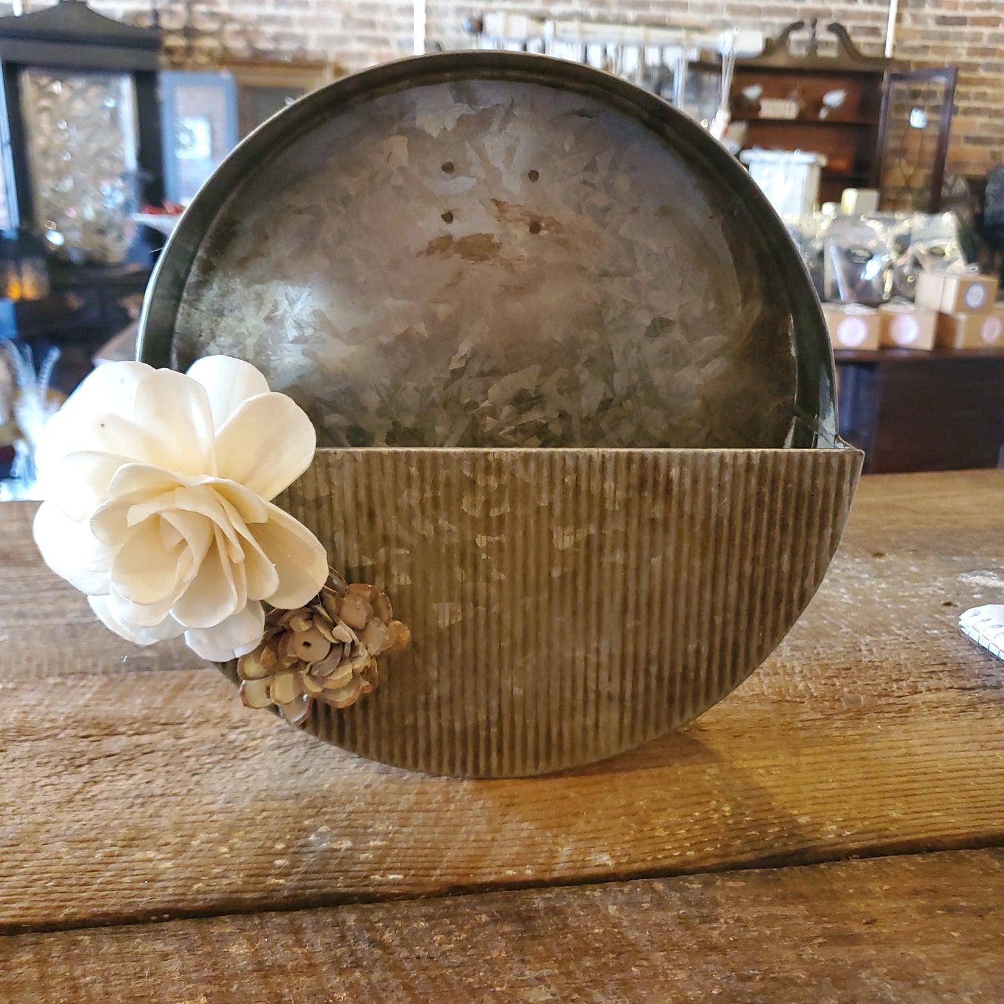 Wall tin with flowers