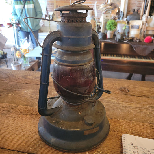 Dietz Little Wizard red globe kerose e lantern