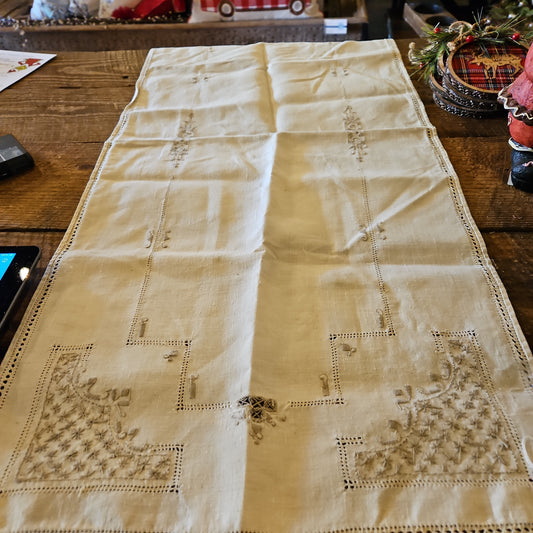 Doiley/ table runner