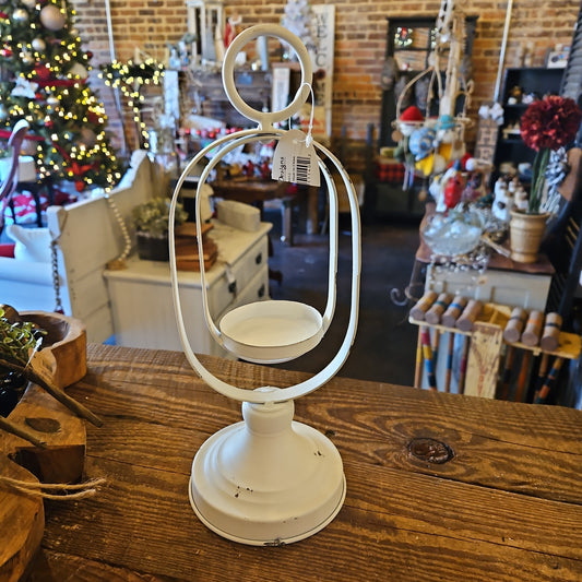 Swinging candleholder