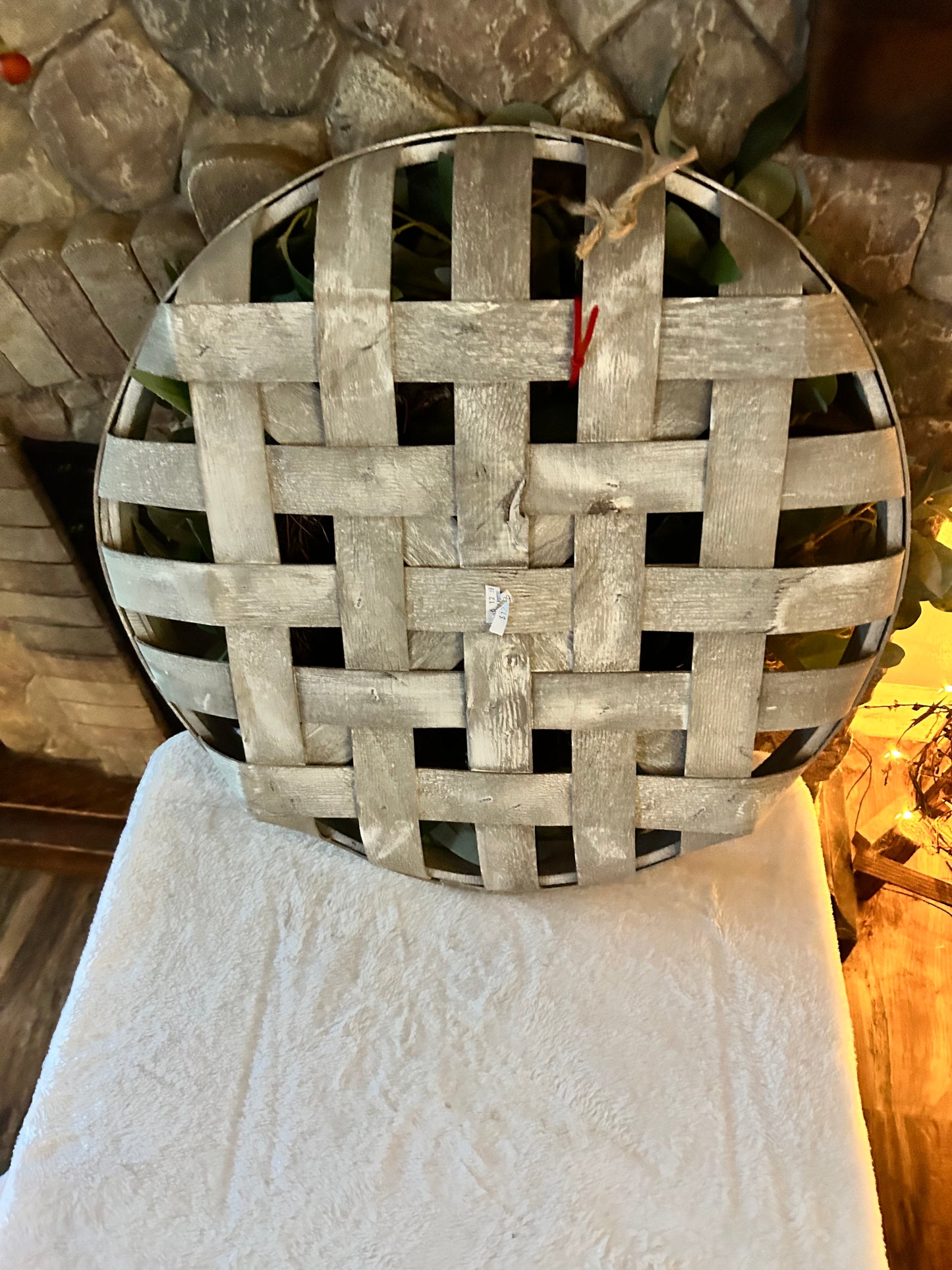 Tobacco Basket with Wreath Round