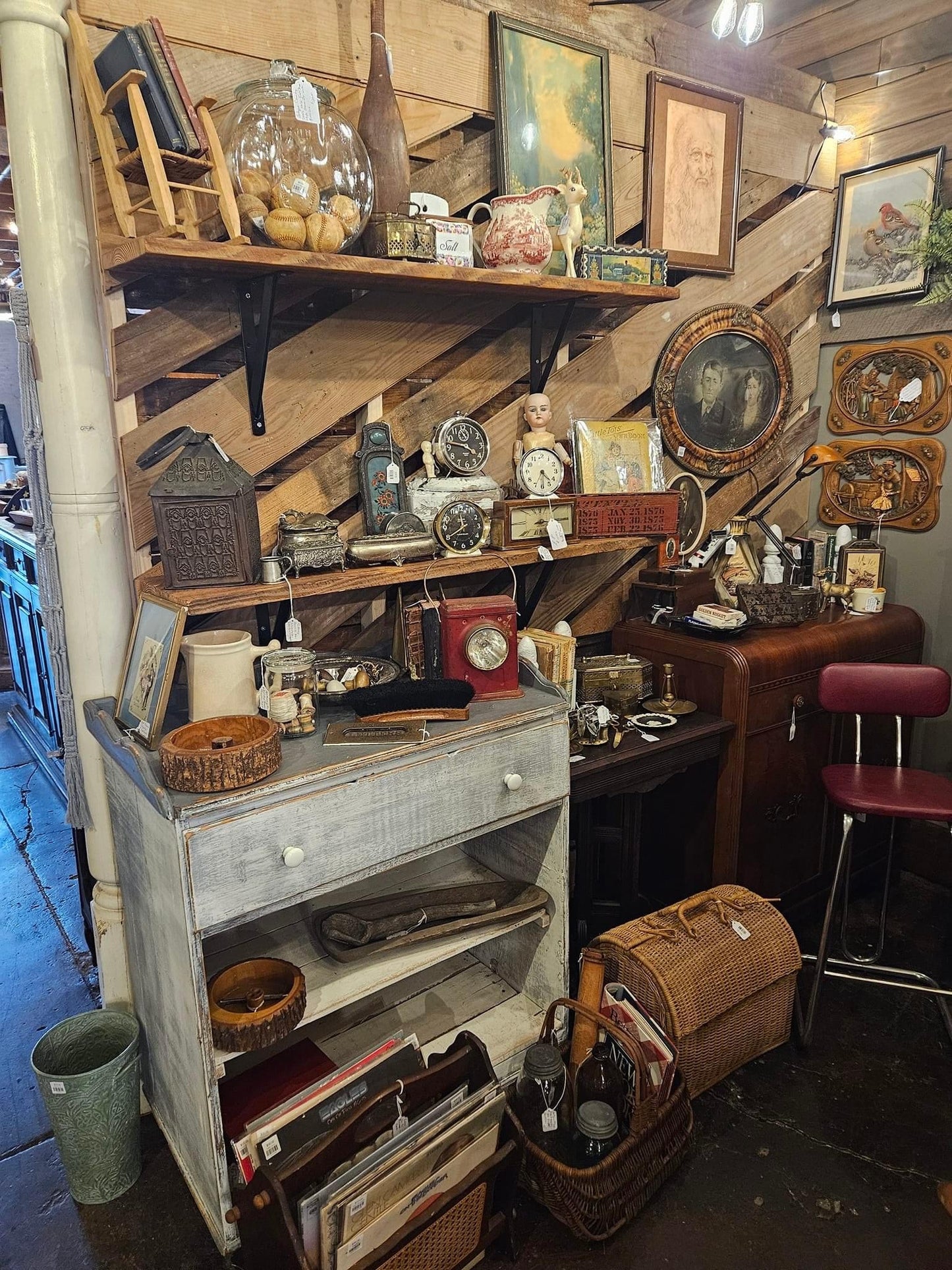 White, blue/grey cabinet