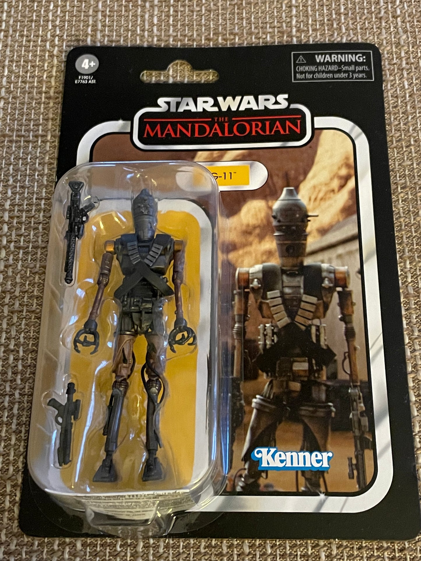 TOY = STAR WARS MANDALORIAN IG-11