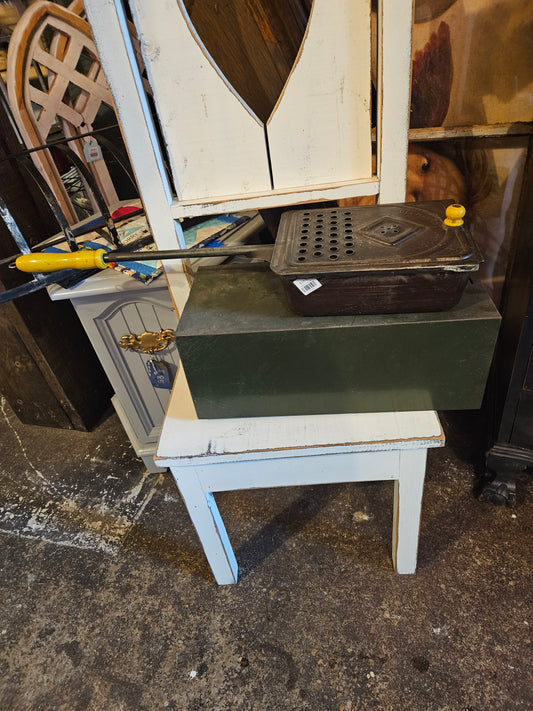 A antique campfire popcorn