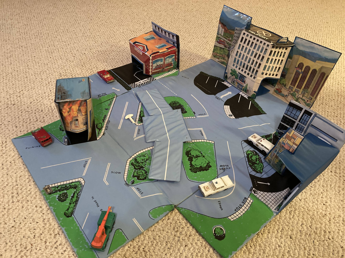 Toy = MATCHBOX TO THE RESCUE PLAYSET W/4 VINTAGE VEHICLES!